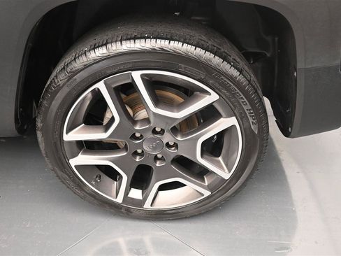 Used 2020 Jeep Renegade Latitude w/ Cold Weather Group AWD/4WD image 18