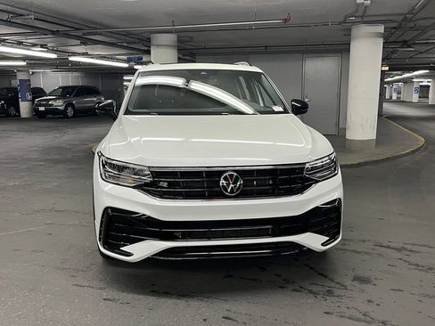 Certified 2023 Volkswagen Tiguan SE R-Line FWD image 33