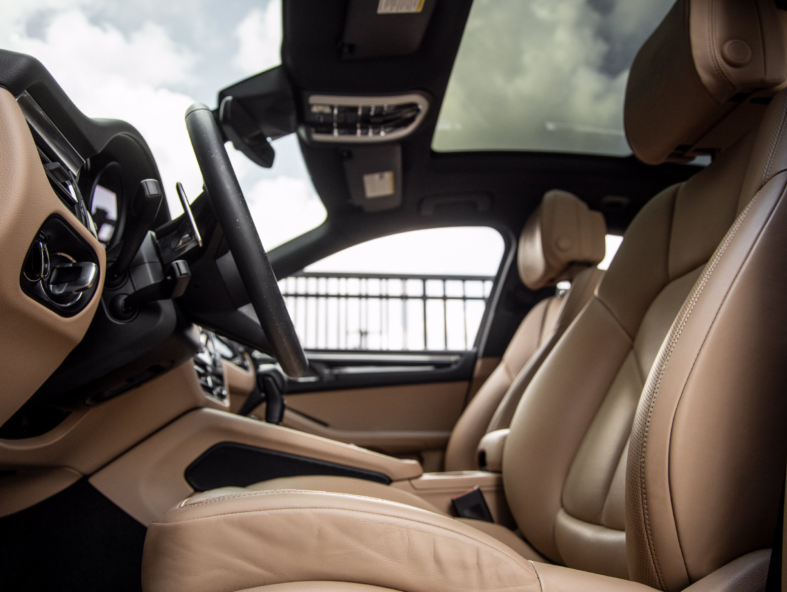 Certified 2024 Porsche Macan AWD/4WD image 23