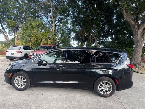 Used 2023 Chrysler Pacifica Touring-L FWD image 9