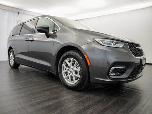Used 2023 Chrysler Pacifica Touring-L FWD image 28