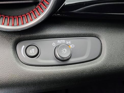 Used 2025 Chevrolet Trax RS w/ Sunroof Package image 44