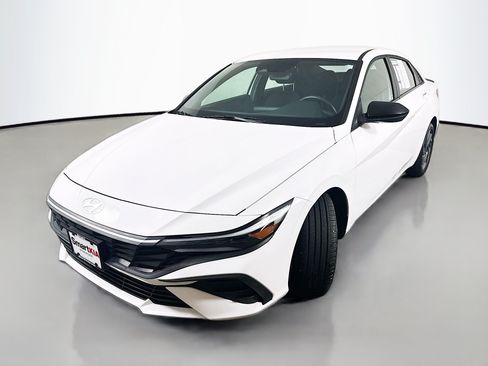 Used 2025 Hyundai Elantra Sport FWD image 3