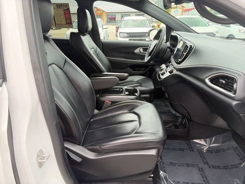 Used 2024 Chrysler Pacifica Limited FWD image 23
