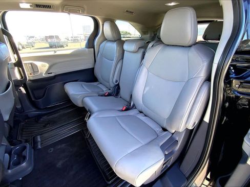 Used 2021 Toyota Sienna XLE image 19