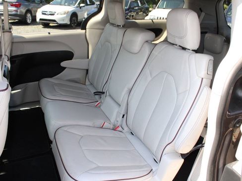 Used 2017 Chrysler Pacifica Limited FWD image 23