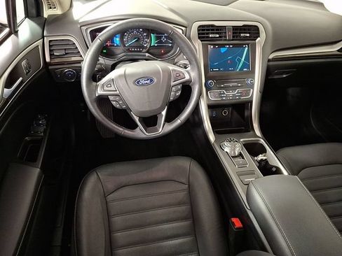 Used 2018 Ford Fusion SE w/ Fusion SE Technology Package FWD image 2
