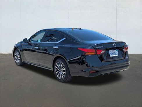 Used 2023 Nissan Altima 2.5 SV FWD image 3