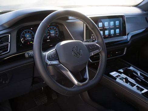 Used 2024 Volkswagen Atlas Cross Sport SE image 17