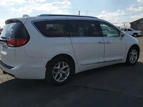 Used 2018 Chrysler Pacifica Touring-L Plus image 8