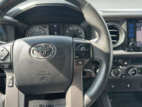 Used 2017 Toyota Tacoma TRD Sport AWD/4WD image 11