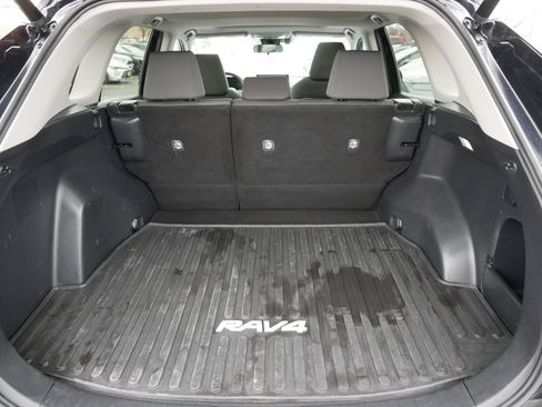 Used 2022 Toyota RAV4 XLE w/ Convenience Package image 18