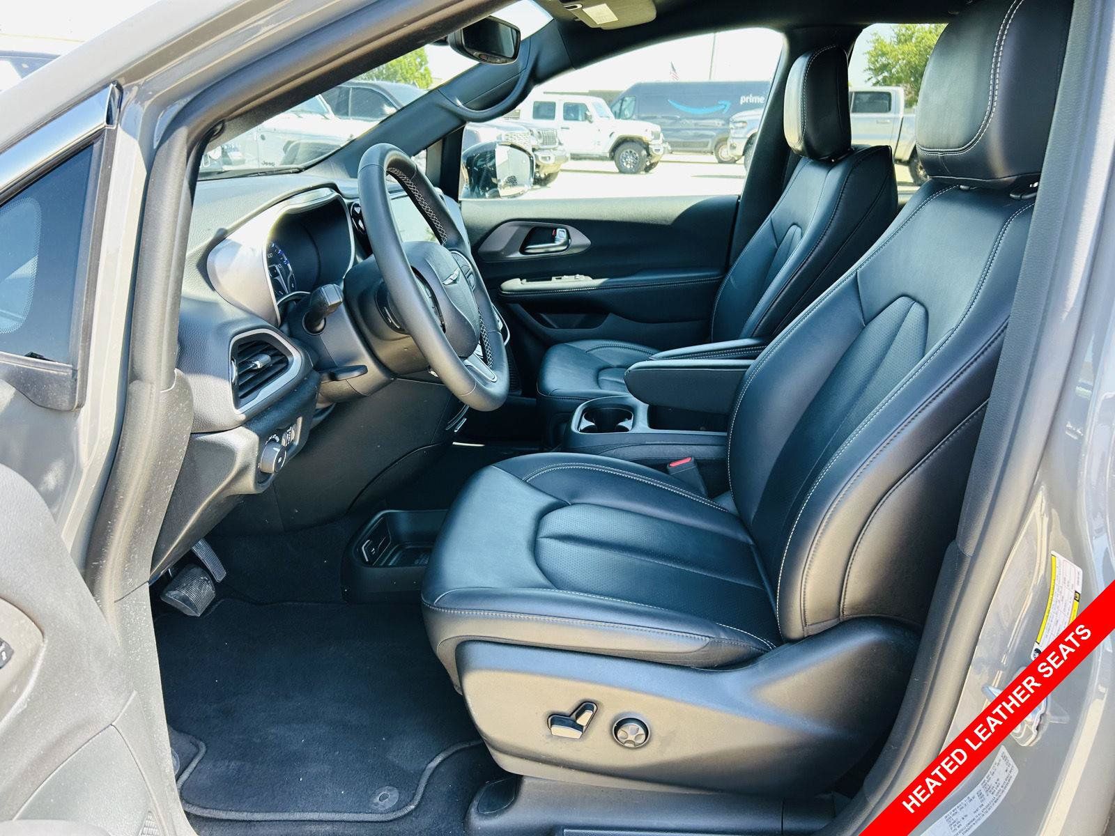 Used 2025 Chrysler Pacifica Select FWD image 3