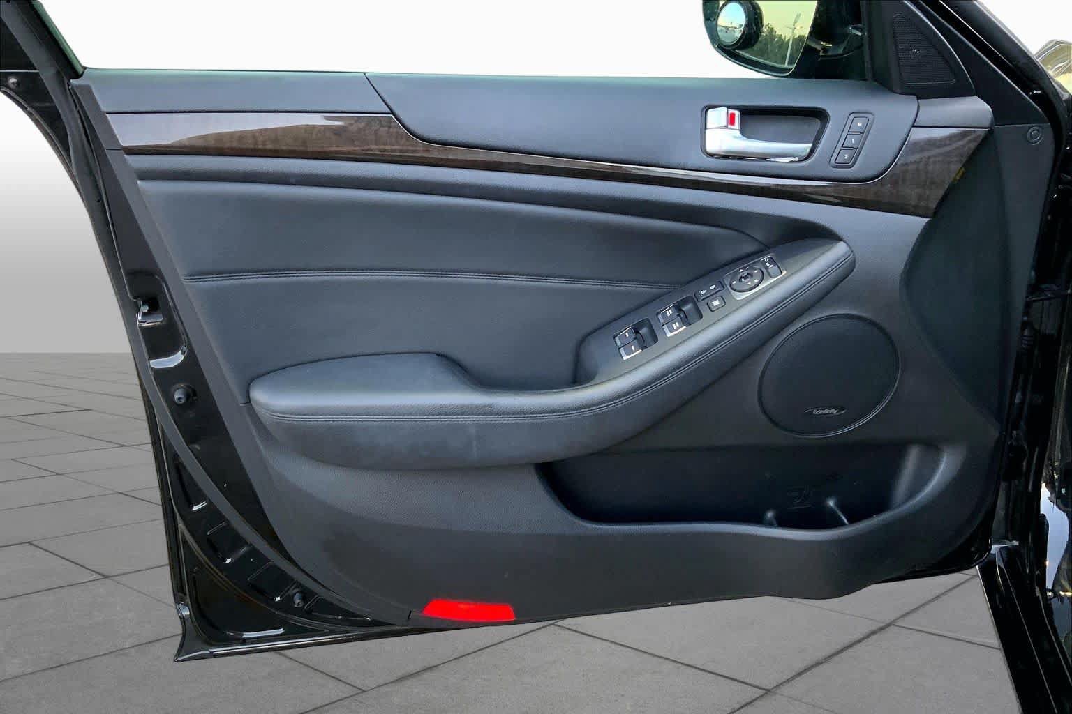 Used 2015 Kia Cadenza Premium w/ Luxury Package FWD image 19