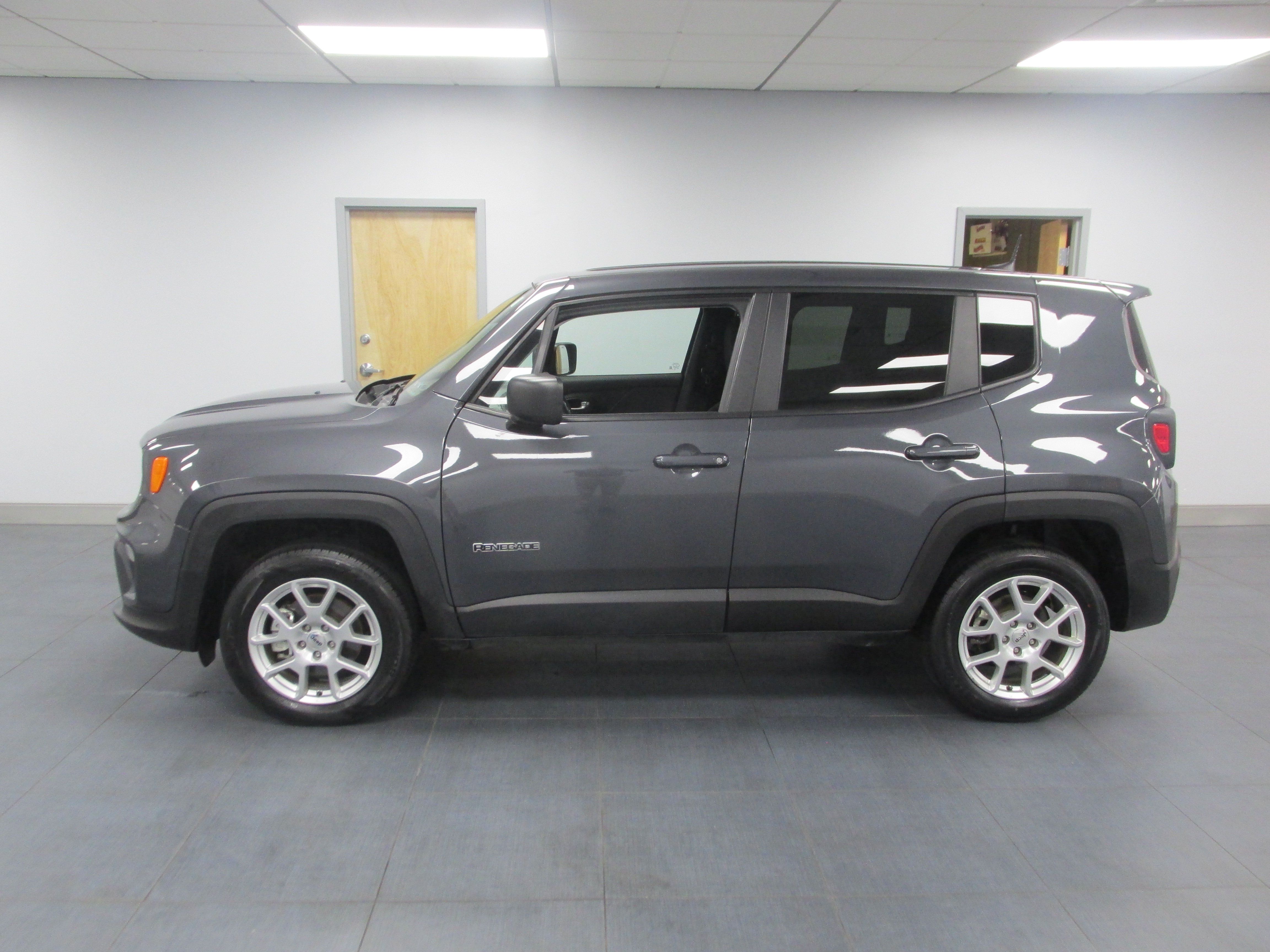 Used 2023 Jeep Renegade Latitude AWD/4WD image 8