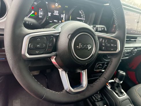 Used 2025 Jeep Wrangler Sahara image 14