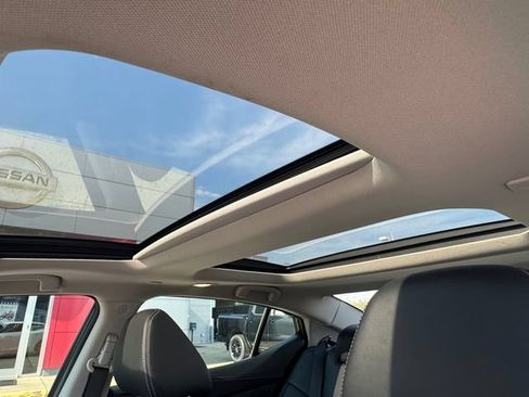 Used 2017 Nissan Maxima Platinum FWD image 2