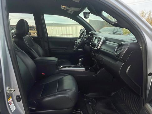 Used 2019 Toyota Tacoma Limited image 14