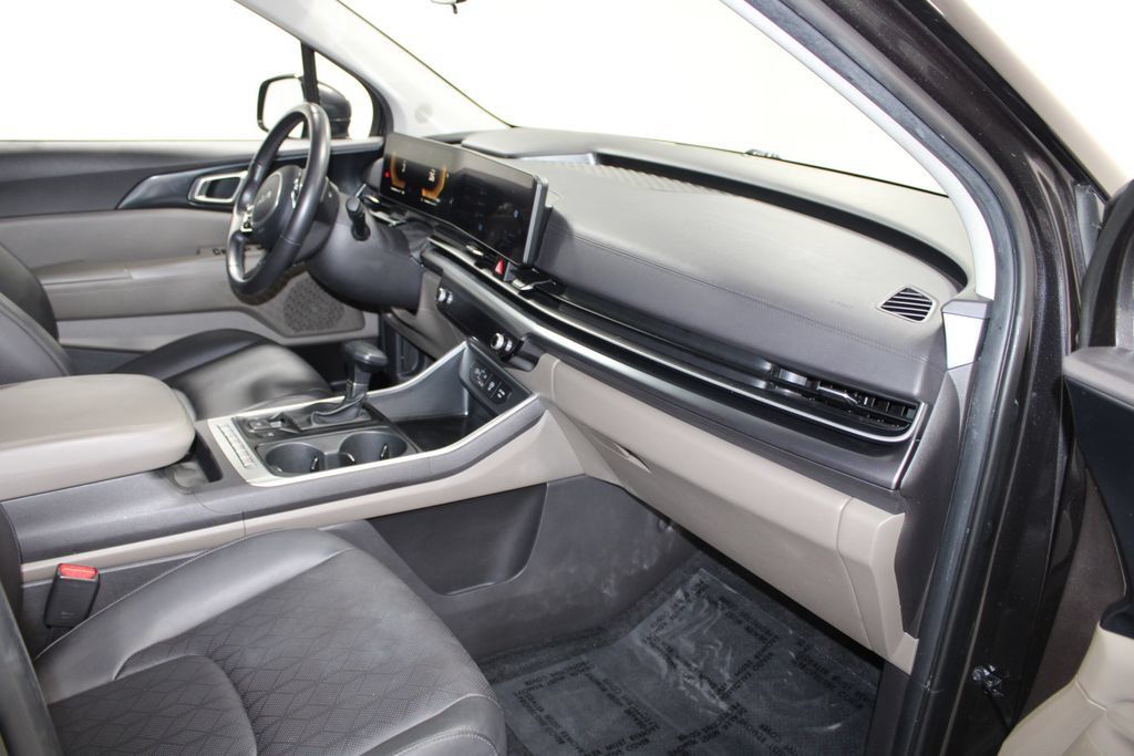 Used 2025 Kia Carnival FWD image 22