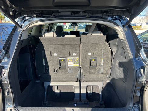 Used 2025 Toyota Sienna XLE image 32