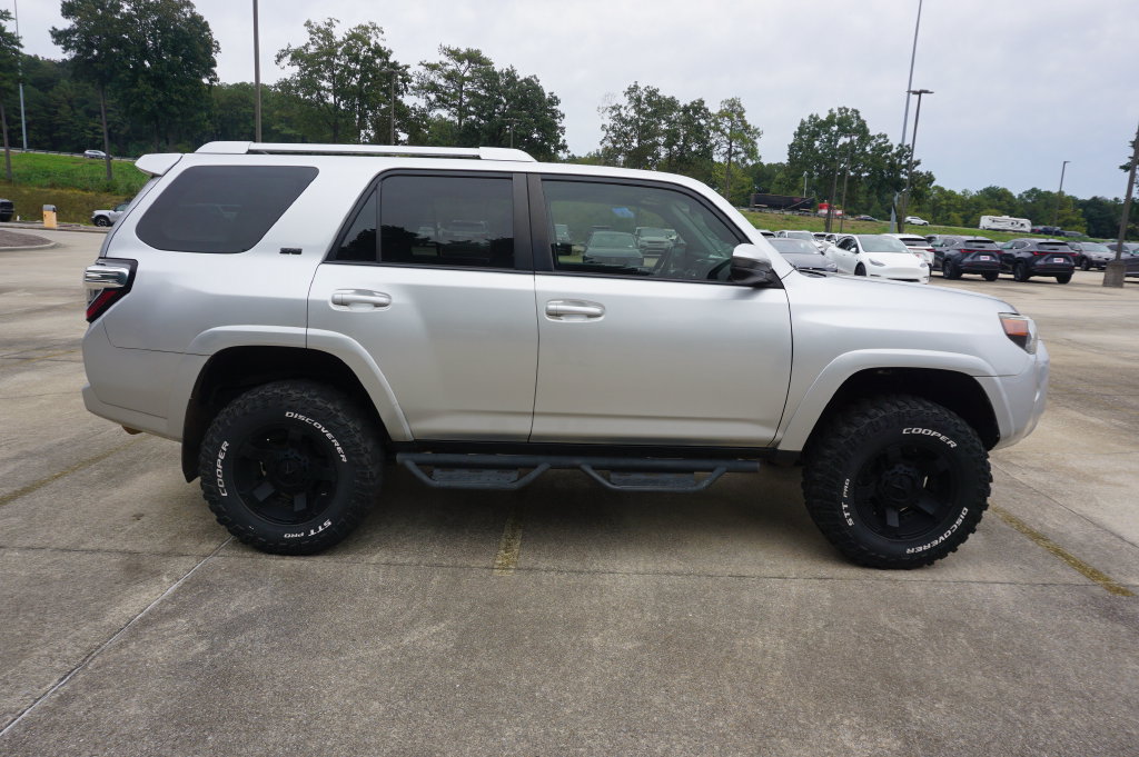Used 2018 Toyota 4Runner SR5 AWD/4WD image 17