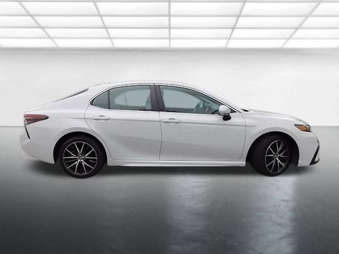 Used 2023 Toyota Camry SE image 4