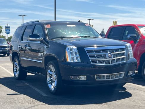 Used 2014 Cadillac Escalade Platinum AWD/4WD image 2