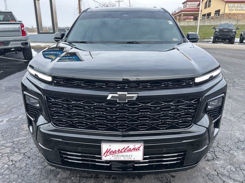 Used 2025 Chevrolet Traverse RS image 2