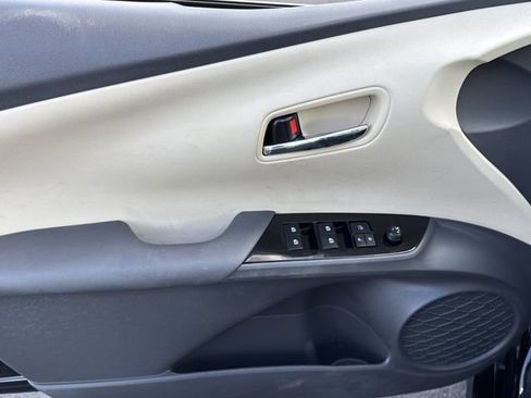 Used 2017 Toyota Prius Four image 7