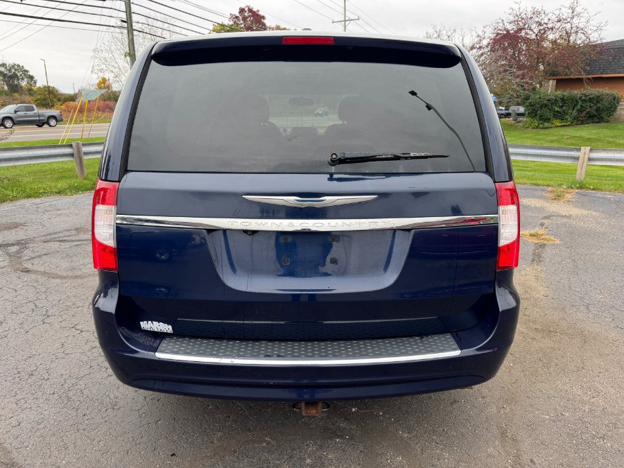Used 2015 Chrysler Town & Country Touring w/ Driver Convenience Group FWD image 4