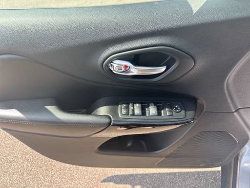 Used 2020 Jeep Cherokee Latitude Plus AWD/4WD image 15