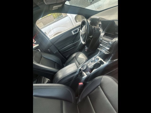 Used 2020 Ford Explorer XLT w/ Equipment Group 202A AWD/4WD image 3