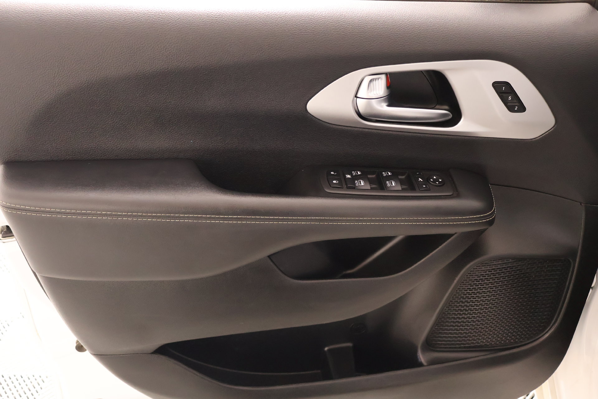 Used 2025 Chrysler Pacifica Limited FWD image 19