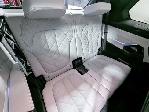 Used 2024 BMW X7 xDrive40i w/ M Sport Package AWD/4WD image 45