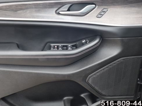 Used 2024 Jeep Grand Cherokee Limited w/ Black Appearance Package image 22