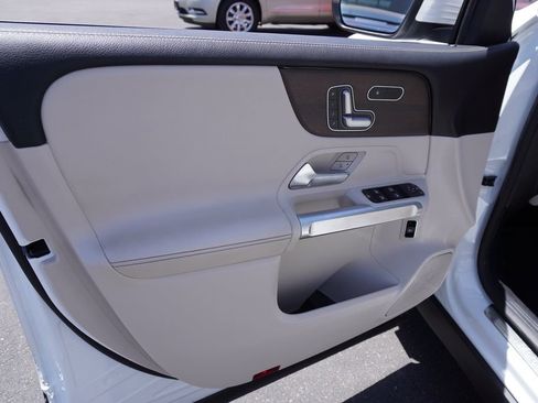 Used 2021 Mercedes-Benz GLB 250 4MATIC image 15