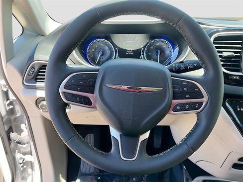 Used 2024 Chrysler Pacifica Touring-L image 11
