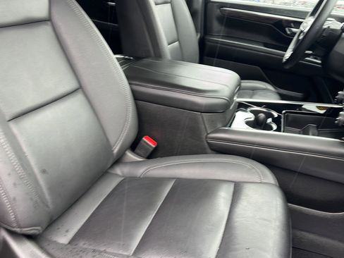 Used 2025 Chevrolet Suburban Z71 AWD/4WD image 31