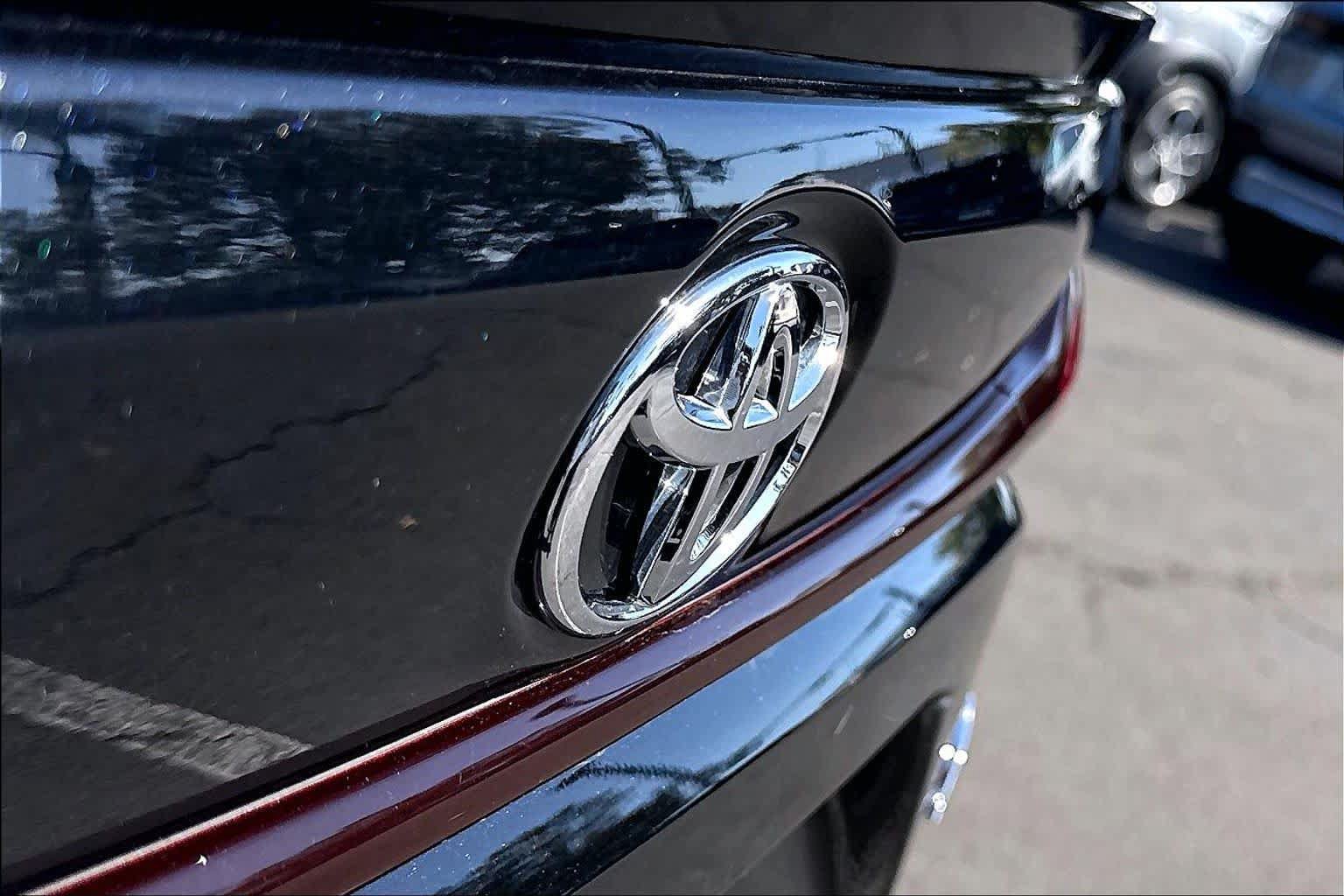 Certified 2024 Toyota Corolla SE w/ SE Premium Package FWD image 30