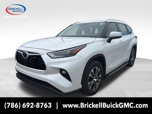 Used 2024 Toyota Highlander XLE FWD image 1