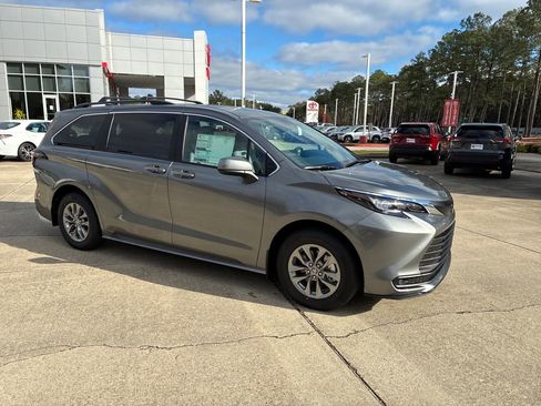 New 2026 Toyota Sienna LE image 9