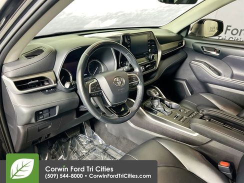Used 2021 Toyota Highlander XLE image 3