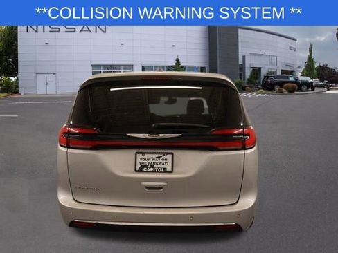 Used 2023 Chrysler Pacifica Touring-L image 4