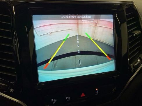 Used 2019 Jeep Cherokee Overland w/ Technology Group AWD/4WD image 6