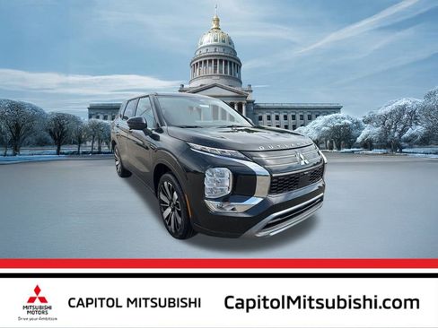 New 2025 Mitsubishi Outlander SE image 1