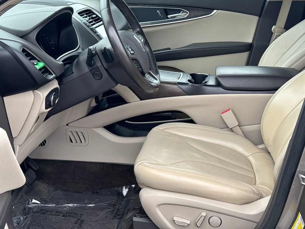 Used 2018 Lincoln MKX Reserve w/ Driver Assistance Package FWD image 11