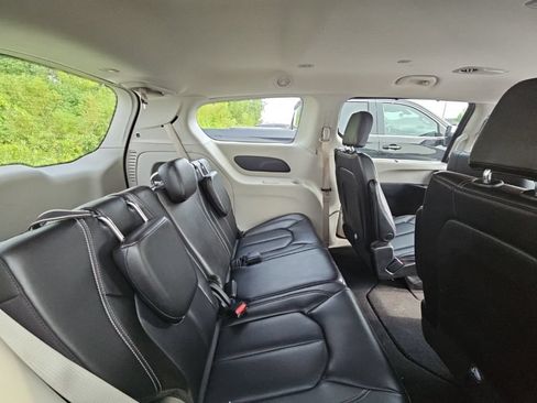Used 2023 Chrysler Pacifica Touring-L FWD image 6