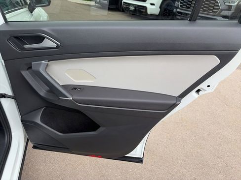 Used 2018 Volkswagen Tiguan SE w/ Panoramic Sunroof Package AWD/4WD image 16