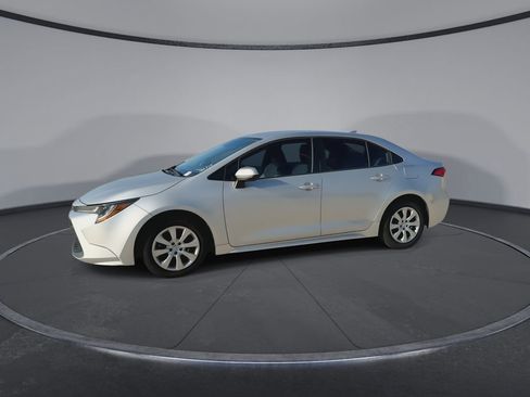Used 2022 Toyota Corolla LE image 5