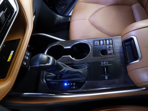 Used 2024 Toyota Highlander Platinum image 37